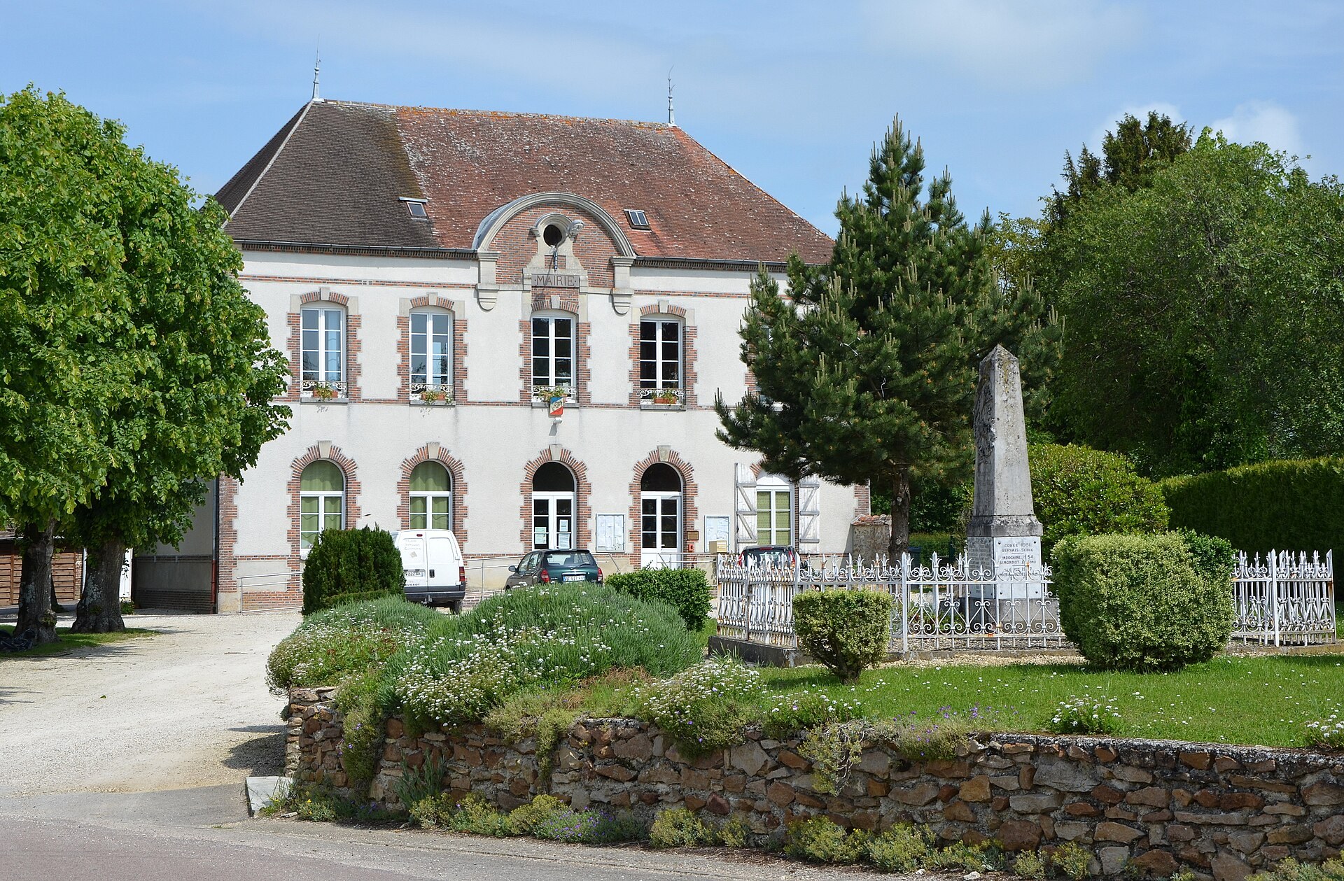 Mairie de Montpothier DSC