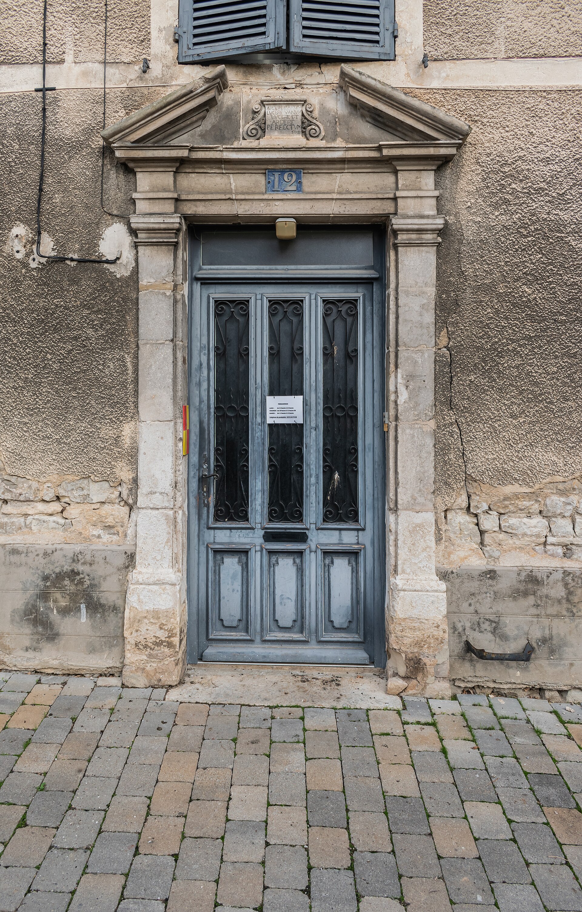 12 Place de l'Eglise in Bar-sur-Seine