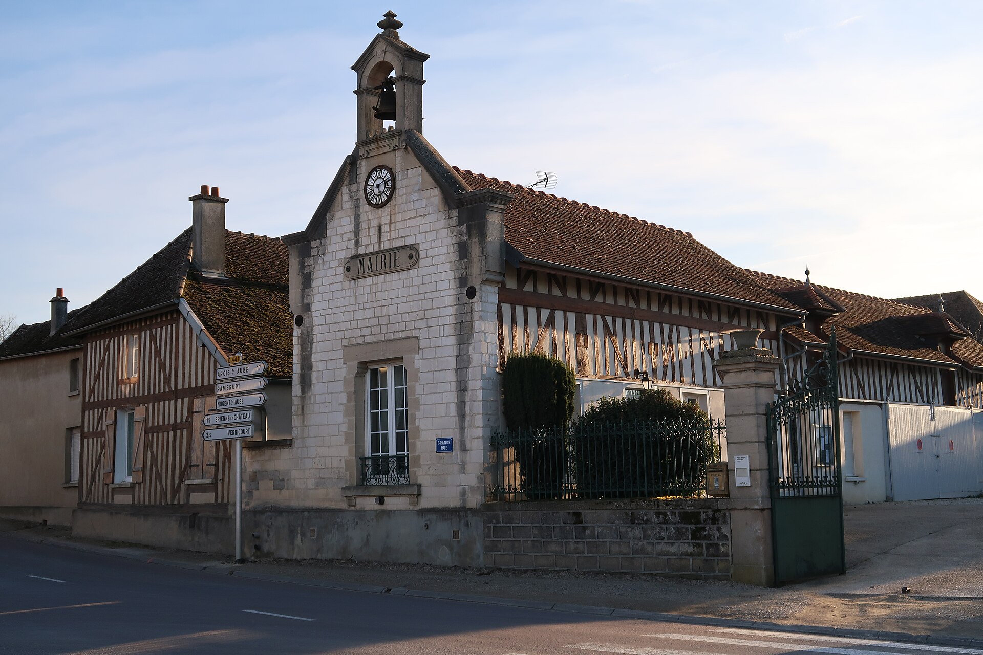 Coclois, mairie, voisinage
