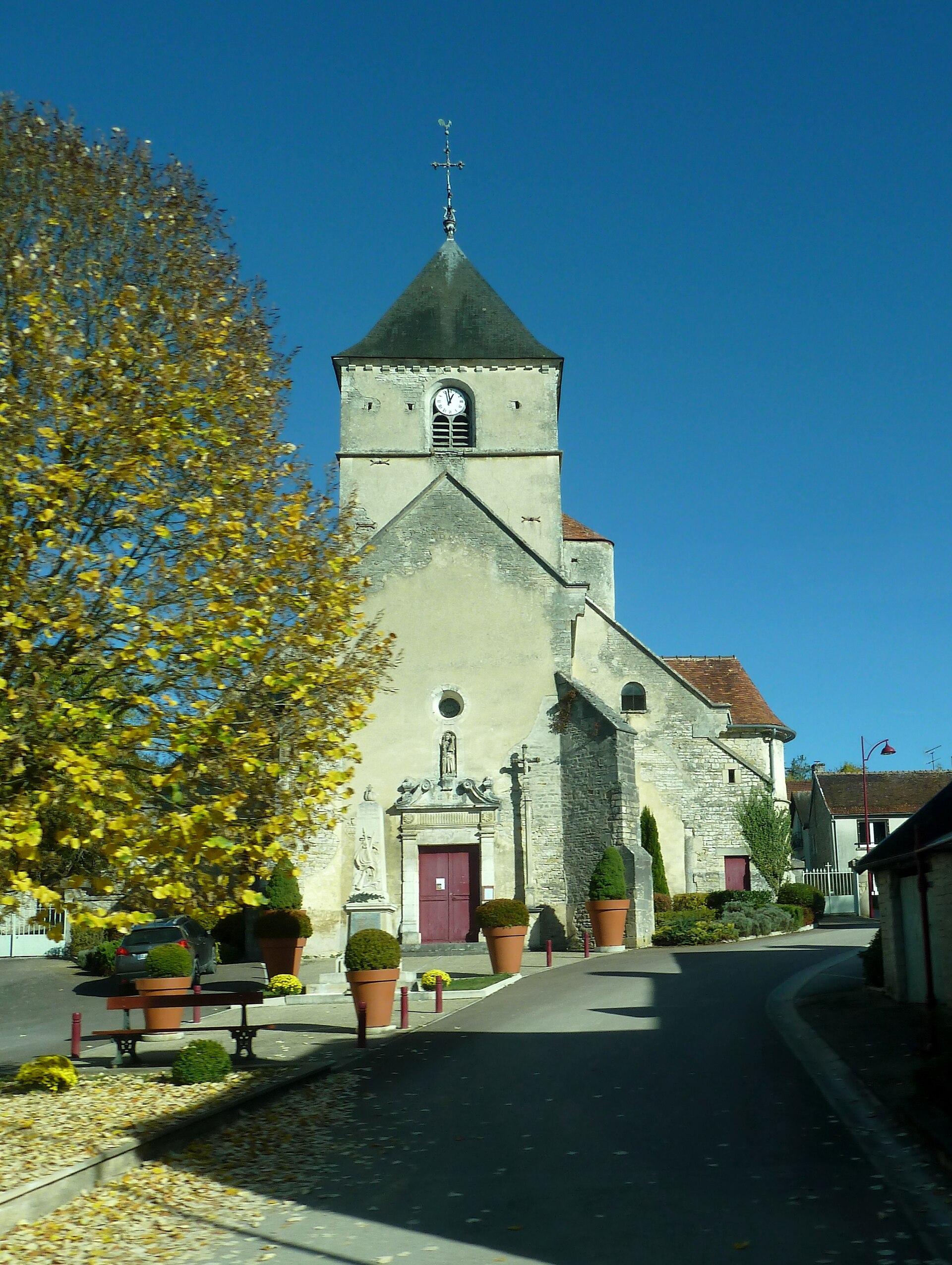 Courteron, Place de l'église, Aube France