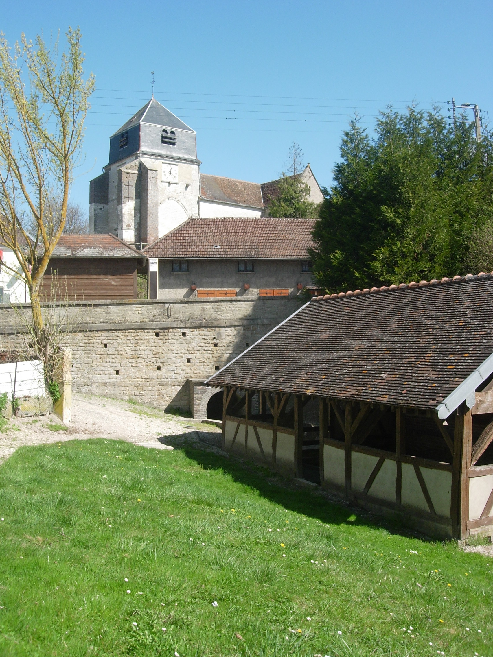 Fontvannes église lavoir et source