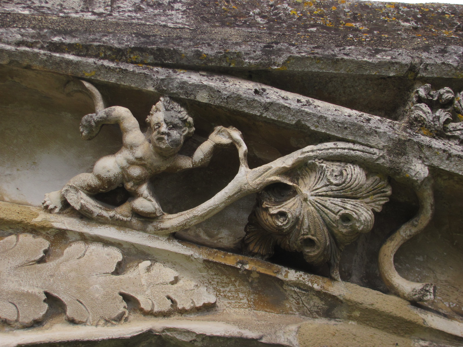 Laines-aux-Bois détail du portail de l'église