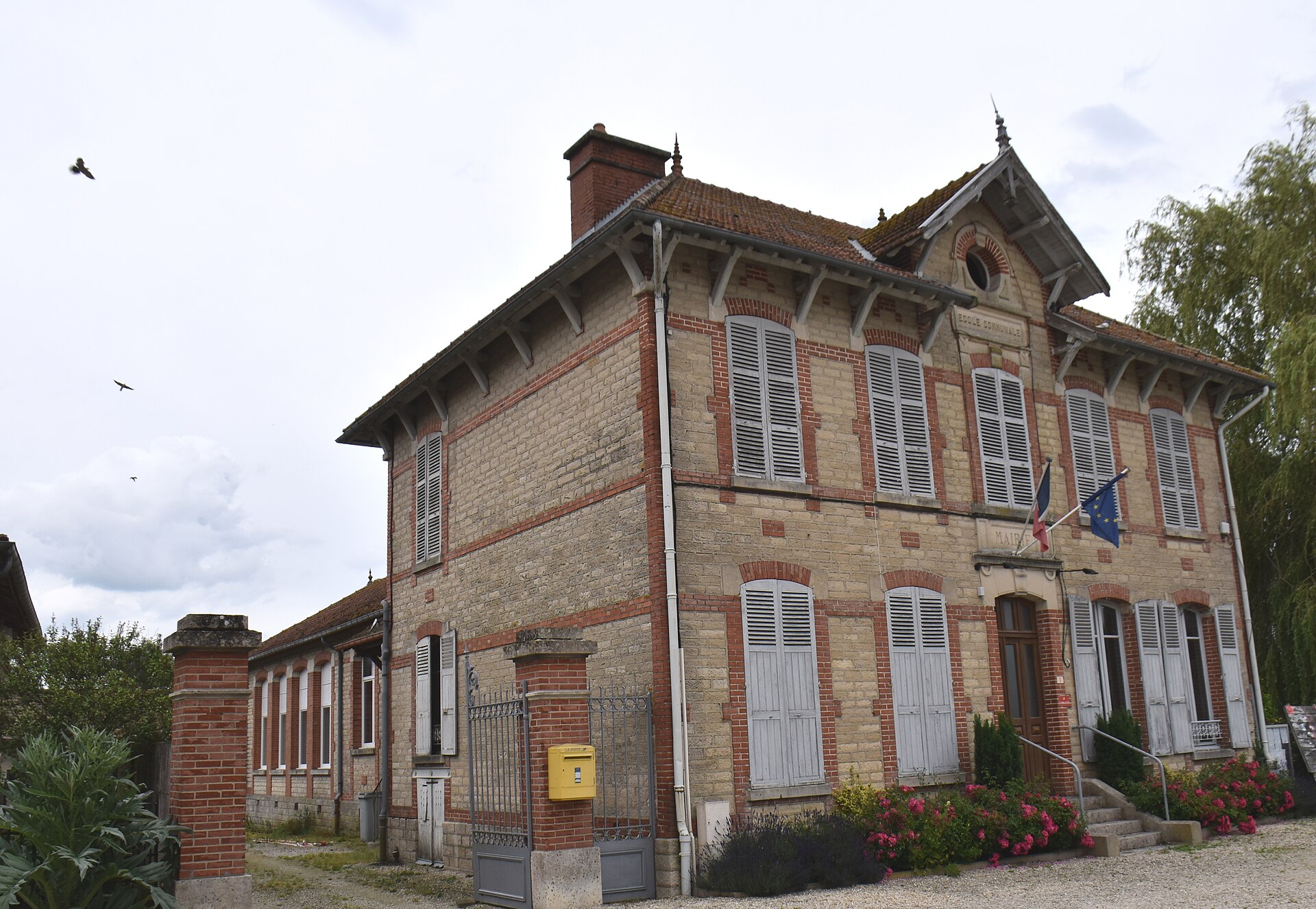 Lentilles, La mairie