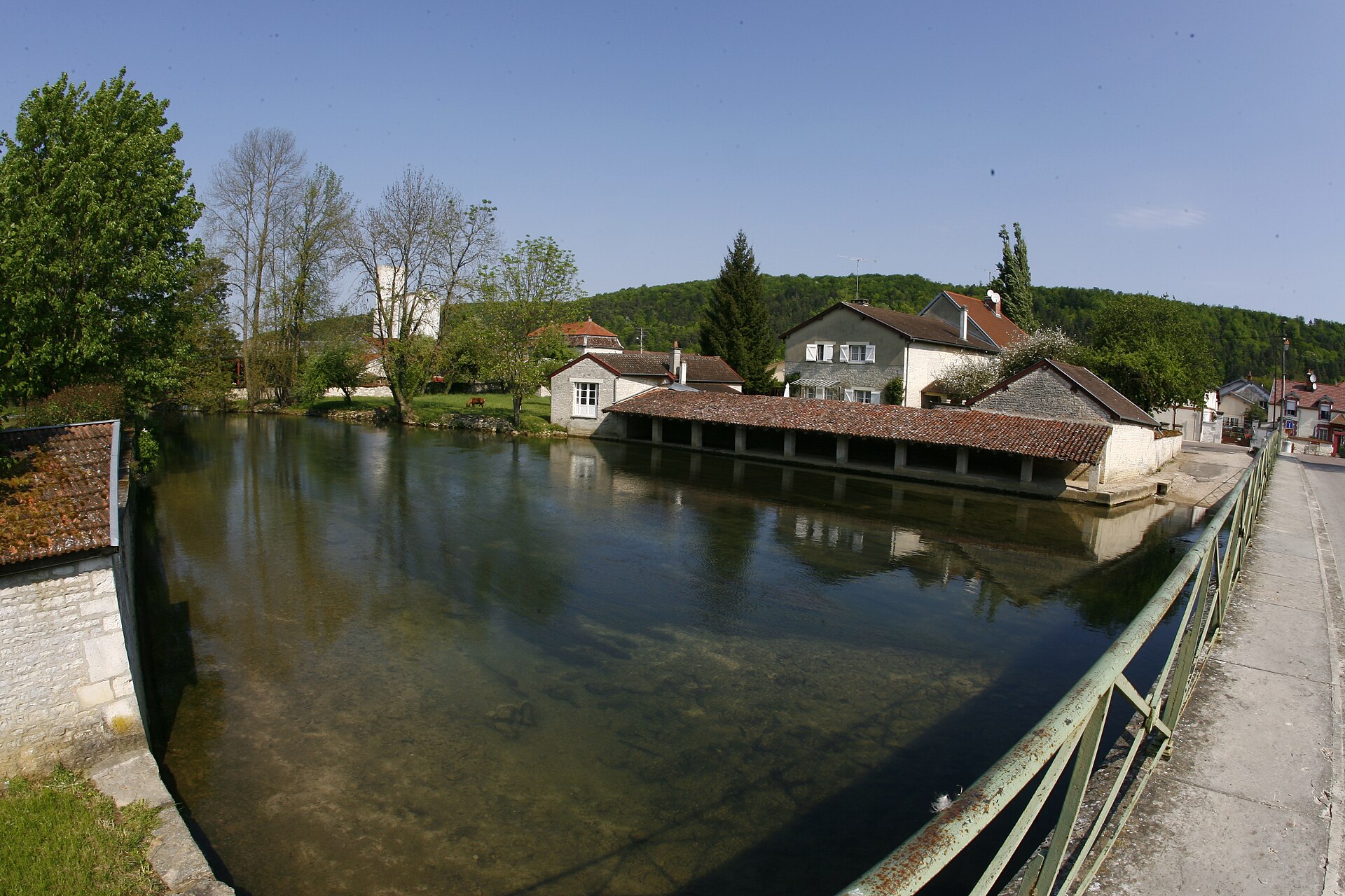 L'Aujon, le lavoir à Longchamp-sur-Aujon (Avril 2007)