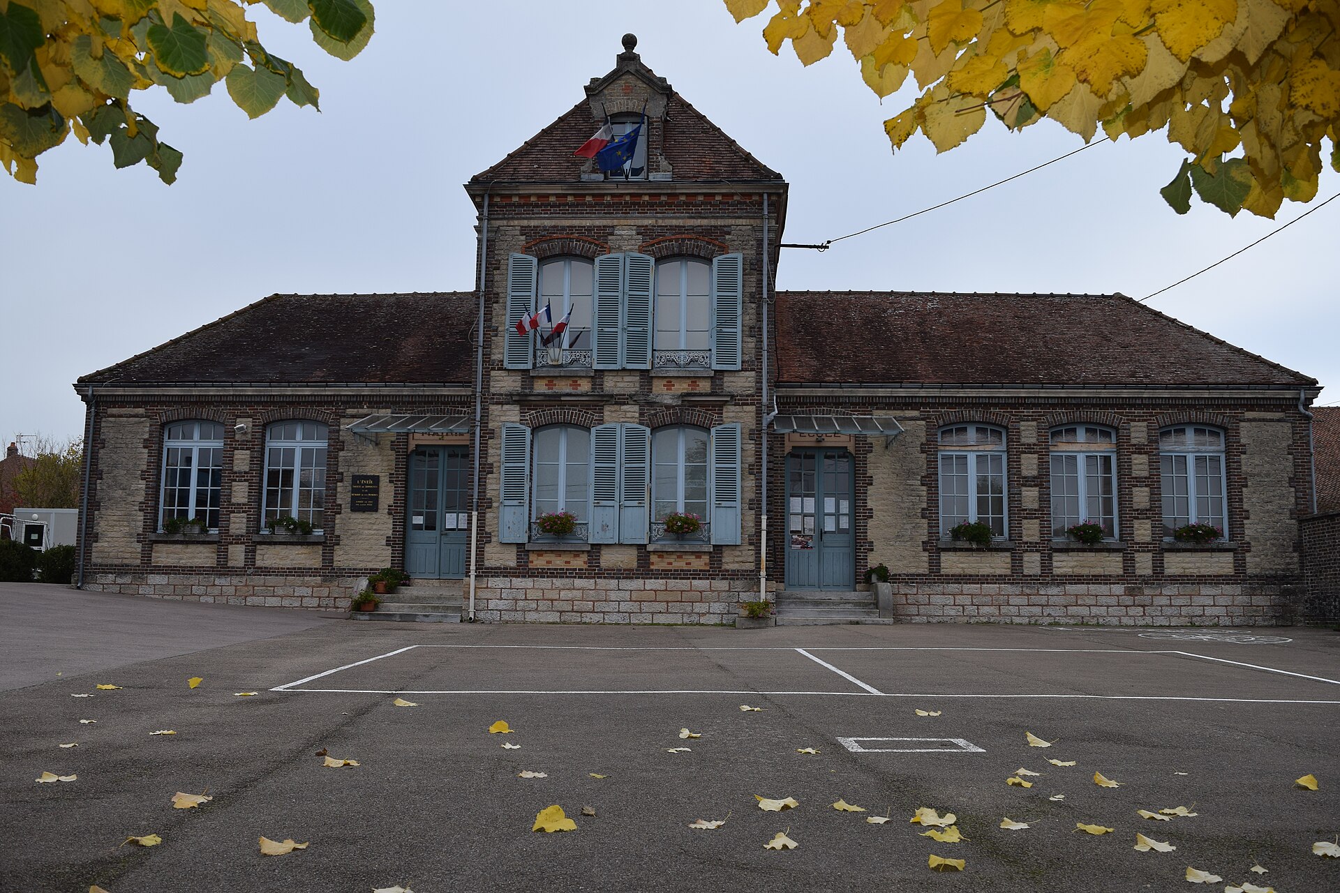 Mairie-ecole-mesnil-sellières