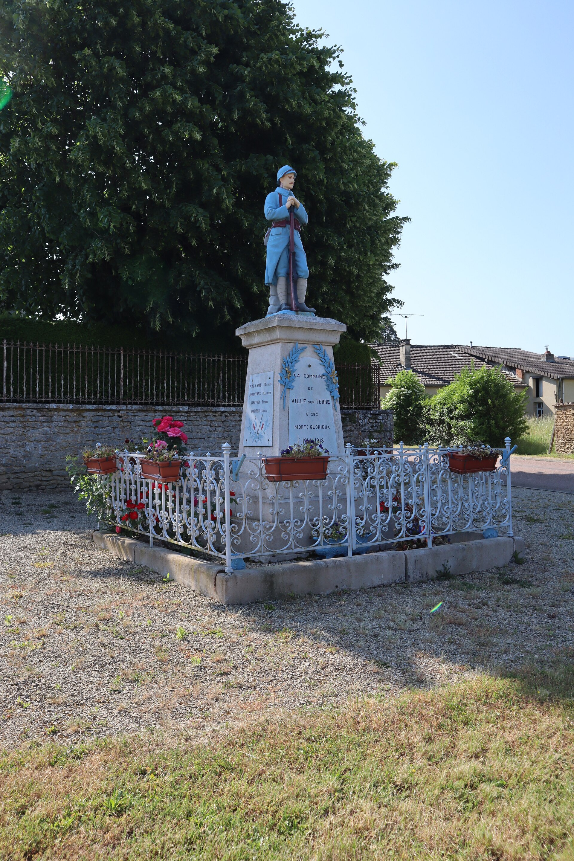 Ville-sur-Terre (10) Monument aux morts